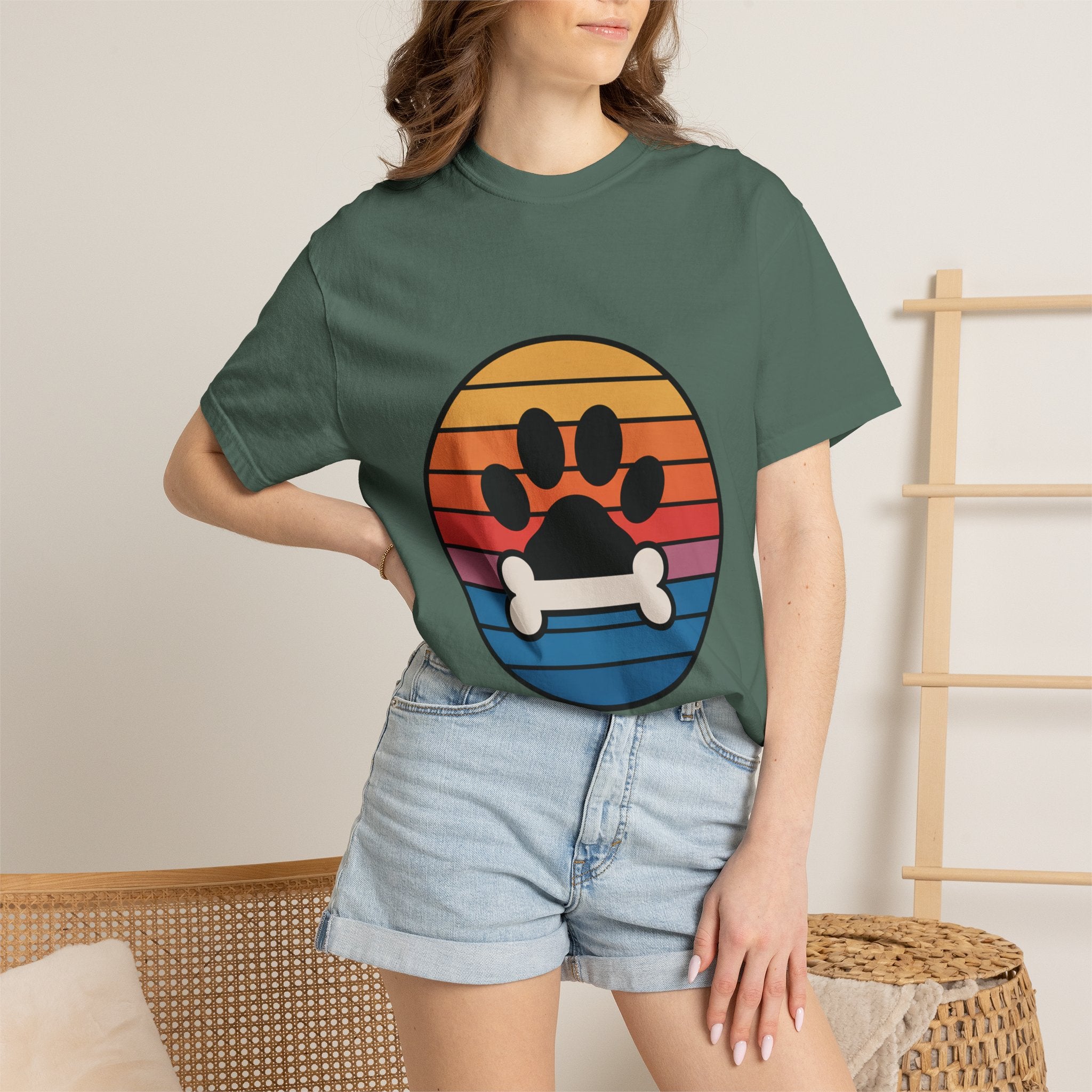 Dog Mom Retro Badge Shirt, Vintage Sunset Dog Lover T-Shirt, Retro Circle Badge Dog Mama Tee, Cute Paw Print Bone Graphic Shirt