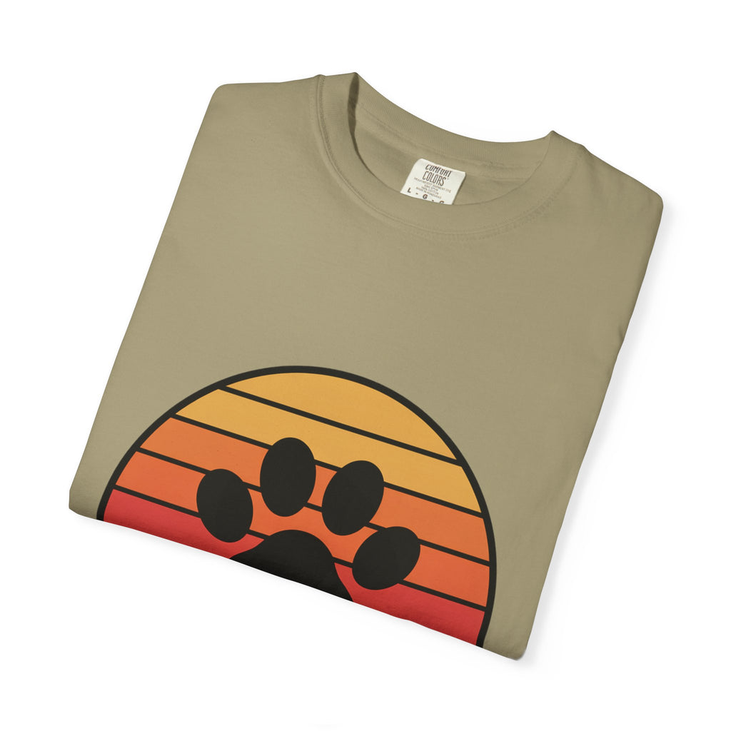 Dog Mom Retro Badge Shirt, Vintage Sunset Dog Lover T-Shirt, Retro Circle Badge Dog Mama Tee, Cute Paw Print Bone Graphic Shirt
