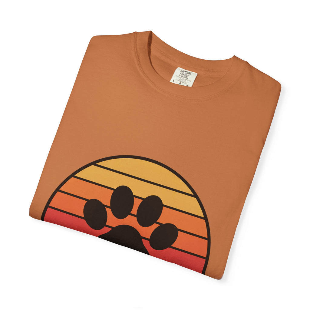 Dog Mom Retro Badge Shirt, Vintage Sunset Dog Lover T-Shirt, Retro Circle Badge Dog Mama Tee, Cute Paw Print Bone Graphic Shirt